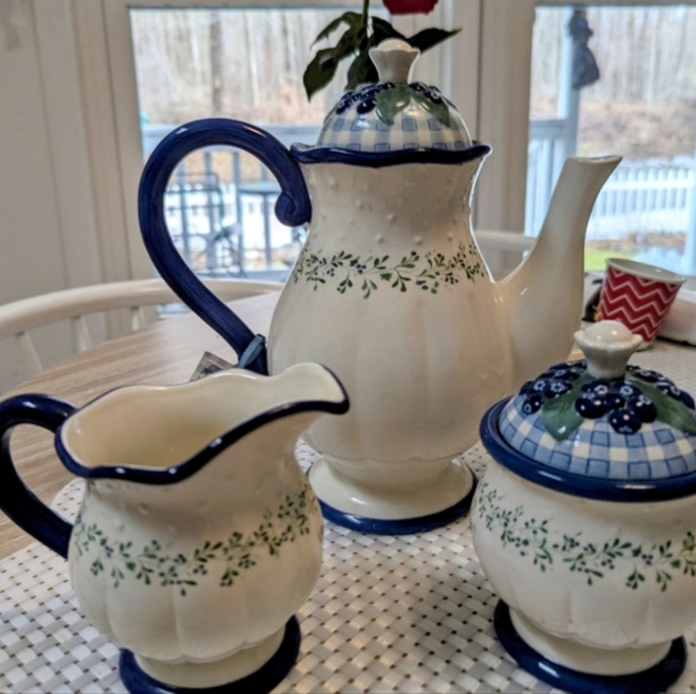 Demdaco Blueberry Cottage Cream and Blue Dish